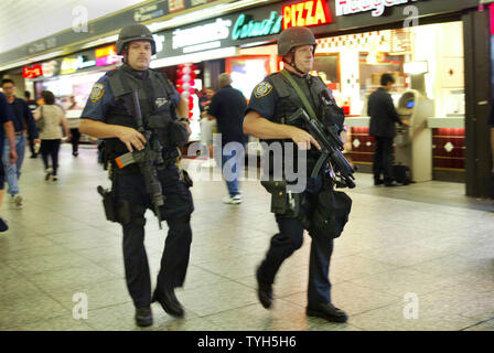 Servizio di emergenza unità di funzionari di polizia pattuglia Penn Station, un importante hub di trasporto nella città di New York, come la sicurezza è potenziata dopo gli attentati di Londra del 7 luglio 2005. L'Homeland Security Department ha chiesto alle autorità nelle principali città di prendere precausions sebbene nessuna definitiva le minacce sono stati emessi da qualsiasi gruppo di terrore. (UPI foto/Monika Graff) Foto Stock