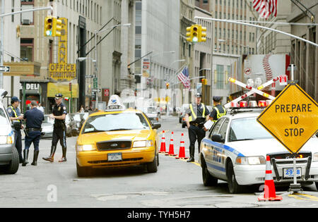 La polizia impostare un punto di controllo lungo una strada vicino al New York Stock Exchange come la sicurezza è potenziata dopo gli attentati di Londra del sistema di transito su 7 Luglio, 2005 a New York City. L'Homeland Security Department ha chiesto alle autorità nelle principali città di prendere precausions sebbene nessuna definitiva le minacce sono stati emessi da qualsiasi gruppo di terrore. (UPI foto/Monika Graff) Foto Stock