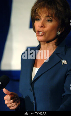 Jeanine Pirro, Westchester County New York Avvocatura Distrettuale, risponde alle domande dei media nella città di New York il 10 agosto 2005 come lei annuncia ufficialmente la sua esecuzione per il senato degli Stati Uniti in 2006 contro che incombe il senatore Hillary Clinton. (UPI foto/Ezio Petersen) Foto Stock