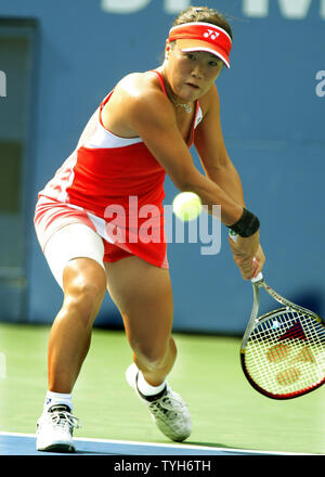 Rika Fujiwara di Giappone restituisce la sfera di Venus Williams (USA) prima di essere sconfitto dal suo 6-3, 6-1 durante il primo giorno di gioco US Open svoltasi presso il National Tennis Center il 29 agosto 2005. (UPI foto/Monika Graff) Foto Stock