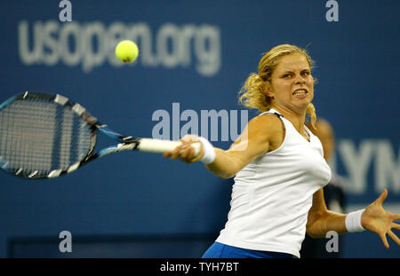 Kim Clijsters (BEL) colpisce un diretti nella sua partita contro Maria Vento-Kabchi (VEN) durante il giorno 7 presso la US Open a Flushing Meadows, New York il 4 settembre 2005. (UPI foto/John Angelillo) Foto Stock