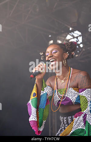 Niambi Sala di Brooklyn-basato hip-hop Oshun gruppo esibirsi sul palco del 2019 Africa Oye Festival musicale di Liverpool è Sefton Park. Foto Stock