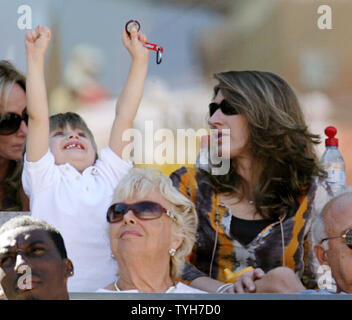 Steffi Graf orologi suo figlio Jaden Gil mettere le mani in aria quando il suo papà Andre Agassi va al 5 set durante il giorno 8 presso la US Open a Flushing Meadows, New York il 5 settembre 2005. (UPI foto/John Angelillo) Foto Stock