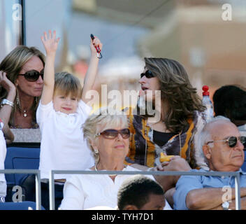 Steffi Graf orologi suo figlio Jaden Gil mettere le mani in aria quando il suo papà Andre Agassi va al 5 set durante il giorno 8 presso la US Open a Flushing Meadows, New York il 5 settembre 2005. (UPI foto/John Angelillo) Foto Stock