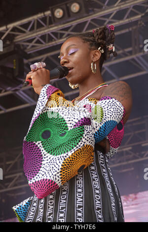 Niambi Sala di Brooklyn-basato hip-hop Oshun gruppo esibirsi sul palco del 2019 Africa Oye Festival musicale di Liverpool è Sefton Park. Foto Stock