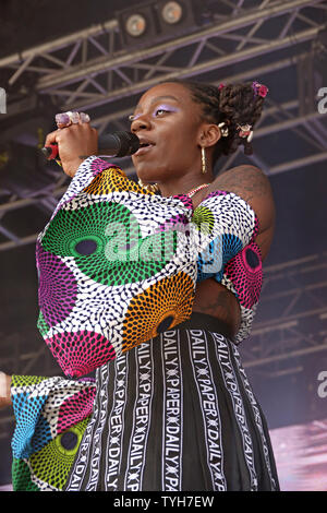 Niambi Sala di Brooklyn-basato hip-hop Oshun gruppo esibirsi sul palco del 2019 Africa Oye Festival musicale di Liverpool è Sefton Park. Foto Stock