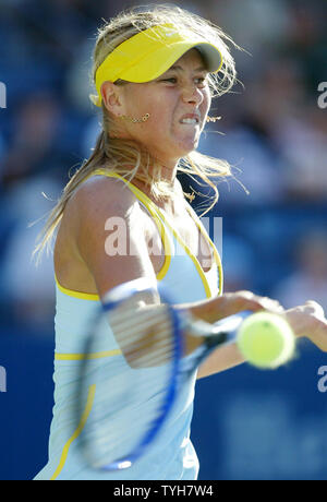 Maria Sharapova colpisce un diretti nella sua partita contro Kim Clijsters durante il signore semifinali giorno a US Open a Flushing Meadows, New York il 9 settembre 2005. (UPI foto/John Angelillo) Foto Stock