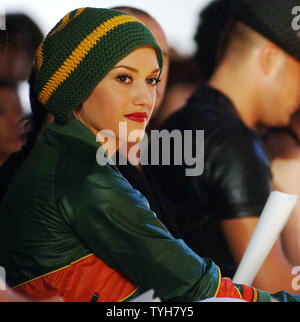 L'attrice e cantante Gwen Stefani assiste il 10 settembre 2005 mostra di designer Zaldy 2006 COLLEZIONE PRIMAVERA detenute da persone di rivoluzione in New York. Zaldy attualmente progetta la collezione di agnello per la Sig.ra Stefani. (UPI foto/Ezio Petersen) Foto Stock