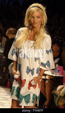 I modelli presenti La Sept 12, 2005 mostra di designer Betsy Johnson 2006 collezione primavera tenutosi a New York presso la Olympus Fashion Week. (UPI foto/Ezio Petersen) Foto Stock