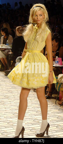 I modelli presenti La Sept 12, 2005 mostra di designer Betsy Johnson 2006 collezione primavera tenutosi a New York presso la Olympus Fashion Week. (UPI foto/Ezio Petersen) Foto Stock