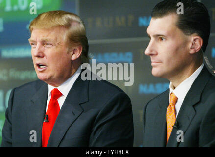 Donald Trump, sinistra, presidente della Trump Entertainment Resorts,risponde alle domande durante un'intervista come egli è entrato a far parte da Scott Butera, vice presidente esecutivo, dopo aver squillato l'apertura campana al NASDAQ il 20 settembre 2005 a New York City. Trump Entertainment Resorts, che opera numerosi casinò e hotel, è notando il suo primo giorno di negoziazione su scambio elettronico.(UPI foto/Monika Graff) Foto Stock