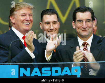 Donald Trump, sinistra, Presidente della Trump Entertainment Resorts, è unita da Scott Butera, centro, Vice Presidente Esecutivo e Bob Greifeld, destra, presidente del Nasdaq per la cerimonia di apertura al cambio il 20 settembre 2005 a New York City. Trump Entertainment Resorts, che opera numerosi casinò e hotel, è notando il suo primo giorno di negoziazione su scambio elettronico. (UPI foto/Monika Graff) Foto Stock