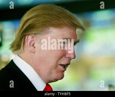 Donald Trump, Presidente della Trump Entertainment Resorts, è a portata di mano per lo squillo della campana di apertura presso la borsa americana NASDAQ il 20 settembre 2005 a New York City. Trump Entertainment Resorts, che opera numerosi casinò e hotel, è notando il suo primo giorno di negoziazione su scambio elettronico. (UPI foto/Monika Graff) Foto Stock