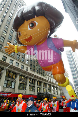 La Dora the Explorer gigante palloncino elio fa il suo debutto come esso è guidato verso il basso Broadway durante la 79a Macy's Thanksgivings parata del giorno del 24 novembre 2005 nella città di New York. Dora, (UPI foto/Monika Graff) Foto Stock