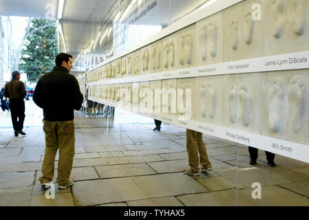 Un visitatore visualizza il "Tutti abbiamo AIDS,' un multi-media presentano dotate di calchi di celebrità' impronte come un modo per mostrare la loro unità con quelli affetti da HIV/AIDS, è stato unvieled sulla Giornata mondiale di lotta all AIDS in Bryant Park il 1 dicembre 2005 nella città di New York. (UPI foto/Monika Graff) Foto Stock