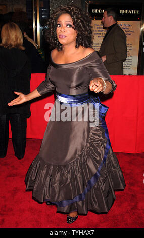 TV talk show host Oprah Winfrey arriva al teatro di Broadway in data 1 dicembre 2005 per la serata di apertura le prestazioni del musical di Broadway 'Il Colore Viola' la signora Winfrey starred in 80's film versione di Alice Walker libro ed è il principale produttore di musical di Broadway. (UPI foto/D.Van) Foto Stock