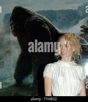L'attrice Naomi Watts pone al 5 dicembre 2005 Premiere mondiale a New York per il suo nuovo film di King Kong. (UPI foto/Ezio Petersen) Foto Stock