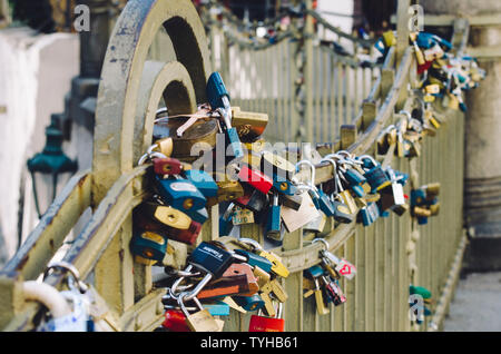 Gli amanti si blocca sul ponte di Praga, Repubblica Ceca. Foto Stock