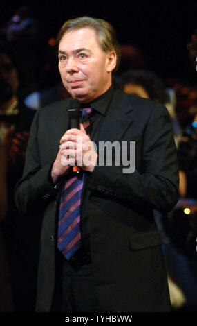 Sir Andrew Lloyd Webber, compositore di entrambi Phantom e gatti, prende parte a curtain call cerimonie su Gennaio 9, 2006 a New York del maestoso teatro a Mark che Phantom of the Opera ha superato i gatti a diventare la più lunga di spettacolo musicale nella storia di Broadway con 7, 486th prestazioni. (UPI foto/Ezio Petersen) Foto Stock