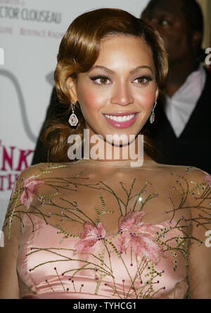Beyonce Knowles arriva per la premiere del suo nuovo film "La pantera rosa" al Teatro Ziegfeld a New York il 6 febbraio 2006. (UPI foto/Laura Cavanaugh) Foto Stock