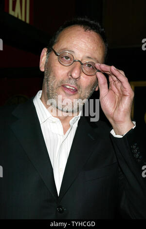 Jean Reno arriva per la premiere del suo nuovo film "La pantera rosa" al Teatro Ziegfeld a New York il 6 febbraio 2006. (UPI foto/Laura Cavanaugh) Foto Stock