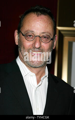 Jean Reno arriva per la premiere del suo nuovo film "La pantera rosa" al Teatro Ziegfeld a New York il 6 febbraio 2006. (UPI foto/Laura Cavanaugh) Foto Stock