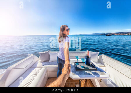 Donna Uomo tenendo la mano su yacht di lusso sul mare Foto Stock