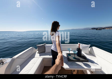 Donna Uomo tenendo la mano su yacht di lusso sul mare Foto Stock