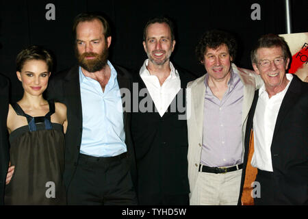 (Da sinistra a destra): Natalie Portman, Hugo Weaving, Direttore James McTeigue, Stephen Rea e John Hurt arrivare per la premiere del loro nuovo film 'V per Vendetta" presso il Rose Theatre nel Time Warner Center a New York il 13 marzo 2006. (UPI foto/Laura Cavanaugh) Foto Stock