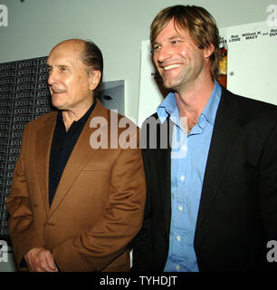 Attori Robert Duvall e Aaron Eckhart (da sinistra a destra) arrivano per la premiere del loro film 'Grazie per fumare' presso il Museo di Arte Moderna di New York il 12 marzo 2006. (UPI foto/Ezio Petersen) Foto Stock