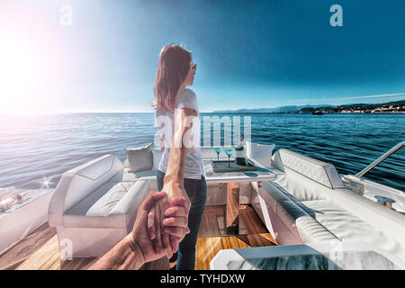 Donna Uomo tenendo la mano su yacht di lusso sul mare Foto Stock