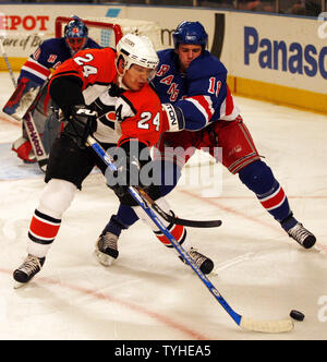 New York Rangers (16) Tom Poti e Philadelphia Flyers (24) Sami Kapanen battaglia per il puck durante il secondo periodo al Madison Square Garden di New York City il 4 aprile 2006. Il New York Rangers ospitano il Philadelphia Flyers con un solo gioco lasciato in stagione regolare. (UPI foto/John Angelillo) Foto Stock