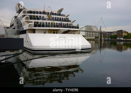 LONDON, Regno Unito - 24 giugno 2019: Londra Sunborn Yacht Hotel. Floating Yacht Hotel Royal Victoria Dock nei pressi di Londra ExCeL Exhibition Centre. Foto Stock