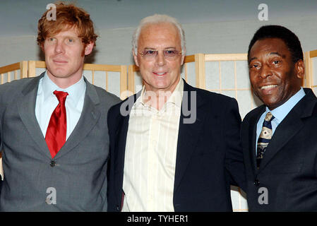 Alessio Lalas, Presidente e General Manager di Red Bull New York pone con le leggende del calcio Franz Beckenbauer (centro) e Pele il 7 aprile 2006. Lalas ha annunciato il 17 aprile 2006 che immediatamente efficace ha rassegnato le dimissioni dalla Red Bull di New York per assumere la stessa posizione per la galassia di Los Angeles. Il Red Bulls sono attualmente al 4° posto nella Eastern Conference Soccer League. (UPI foto/Ezio Petersen) Foto Stock