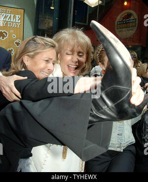 Meredith Viera (sinistra) accetta una sfida a fare un tratto kick mentre posa sul 21 aprile 2006 con Barbara Walters, ospite del loro talk show televisivo 'Vista'. Questo a seguito di strada cerimonie di denominazione su Broadway e 47th street in onore di Barbara Walters padre Lou proprietario della famosa discoteca il Quartiere Latino. La sig.ra Viera sostituirà Katie Couric come co-host della NBC tv 'La Mostra Oggi' (UPI foto/Ezio Petersen) Foto Stock