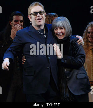 Compositore Sir Elton John e autore Anne Rice unisciti alla Broadway cast di Lestat per loro Aprile 25, 2006 apertura notturna curtain call archi presso la New York del Palace Theatre. Lestat è basata sulla "Cronache di Vampiri' di Anne Rice. La mostra punteggio è da Sir John e Bernie Taupin il suo abituale di musica pop partner di scrittura. (UPI foto/Ezio Petersen) Foto Stock