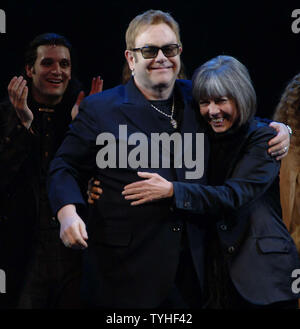 Compositore Sir Elton John e autore Anne Rice unisciti alla Broadway cast di Lestat per loro Aprile 25, 2006 apertura notturna curtain call archi presso la New York del Palace Theatre. Lestat è basata sulla "Cronache di Vampiri' di Anne Rice. La mostra punteggio è da Sir John e Bernie Taupin il suo abituale di musica pop partner di scrittura. (UPI foto/Ezio Petersen) Foto Stock