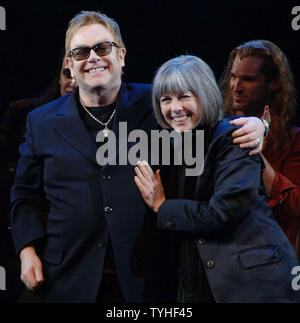 Compositore Sir Elton John e autore Anne Rice unisciti alla Broadway cast di Lestat per loro Aprile 25, 2006 apertura notturna curtain call archi presso la New York del Palace Theatre. Lestat è basata sulla "Cronache di Vampiri' di Anne Rice. La mostra punteggio è da Sir John e Bernie Taupin il suo abituale di musica pop partner di scrittura. (UPI foto/Ezio Petersen) Foto Stock