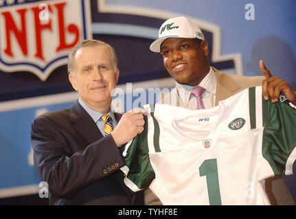 NFL commissario Paul Tagliabue (sinistra) pone con n° 4 pick nel 2006 National Football League PROGETTO D'Brickashaw Ferguson,Virginia, scelto dalla New York getti, il 29 aprile 2006 a New York il Radio City Music Hall. (UPI foto/Ezio Petersen) Foto Stock