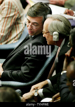 Philippe Douste-Blazy, sinistra, il ministro degli affari esteri di Francia, mentre il ministro degli Esteri di Jean-Marc de LaSabliere chat durante il regno della nazione nella riunione del Consiglio di sicurezza sulla questione del Darfur in Sudan presso le Nazioni Unite a New York City il 9 maggio 2006. (UPI foto/Monika Graff) Foto Stock