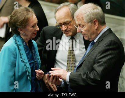 Britians' ambasciatore presso le Nazioni Unite Emyr Jones Parry, destra mostra Margaret Beckett, Bretagna del nuovo ministro degli affari esteri, e in Francia il Ministro degli Esteri di Jean-Marc de LaSabliere alcune informazioni sul suo hand-held computer il dispositivo prima di iniziare il regno della nazione nella riunione del Consiglio di sicurezza sulla questione del Darfur in Sudan ONU a New York City il 9 maggio 2006. (UPI foto/Monika Graff) Foto Stock