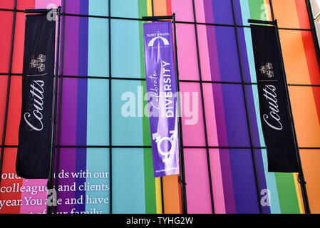 The Strand, Londra, Regno Unito. Il 26 giugno 2019. Banca privata Coutts sul filamento è decorata con strisce arcobaleno precedendo di orgoglio di Londra 2019. Credito: Matteo Chattle/Alamy Live News Foto Stock