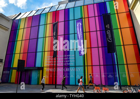 The Strand, Londra, Regno Unito. Il 26 giugno 2019. Banca privata Coutts sul filamento è decorata con strisce arcobaleno precedendo di orgoglio di Londra 2019. Credito: Matteo Chattle/Alamy Live News Foto Stock