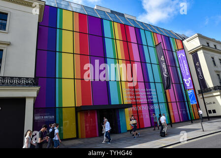 The Strand, Londra, Regno Unito. Il 26 giugno 2019. Banca privata Coutts sul filamento è decorata con strisce arcobaleno precedendo di orgoglio di Londra 2019. Credito: Matteo Chattle/Alamy Live News Foto Stock