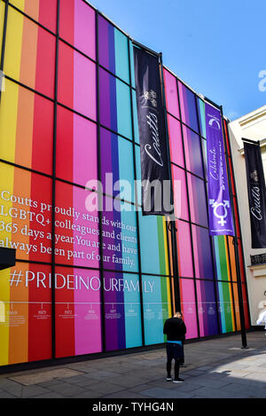 The Strand, Londra, Regno Unito. Il 26 giugno 2019. Banca privata Coutts sul filamento è decorata con strisce arcobaleno precedendo di orgoglio di Londra 2019. Credito: Matteo Chattle/Alamy Live News Foto Stock