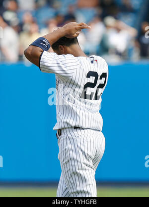 New York Yankees (22) Robinson Cano mette le mani sulla sua testa befroe la sommità dell ottavo inning al Yankee Stadium di New York City il 17 maggio 2006. Il Texas Rangers sconfitti i New York Yankees 6-2. (UPI foto/John Angelillo) Foto Stock