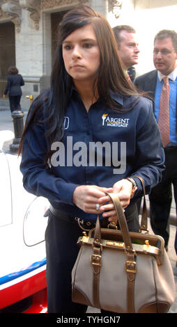 Driver di NASCAR Danica Patrick, uno dei 33 qualificati Indy 500 piloti, prende parte a feste presso il New York Stock Exchange su 22 maggio 2006 celebra il novantesimo anniversario del 2006 Indy 500. Il NYSE ha sponsorizzato una vettura che gareggerà sul Memorial Day. (UPI foto/Ezio Petersen) Foto Stock