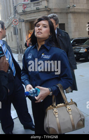 Driver di NASCAR Danica Patrick, uno dei 33 qualificati Indy 500 piloti, prende parte a feste presso il New York Stock Exchange su 22 maggio 2006 celebra il novantesimo anniversario del 2006 Indy 500. Il NYSE ha sponsorizzato una vettura che gareggerà sul Memorial Day. (UPI foto/Ezio Petersen) Foto Stock