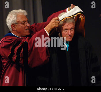 L ex Presidente William Jefferson Clinton riceve un dottore in scienze umanistiche grado il 23 maggio 2006 prima di affrontare il 2006 Classe di laurea della Cooper Union College di New York. (UPI foto/Ezio Petersen) Foto Stock