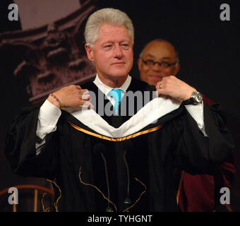 L ex Presidente William Jefferson Clinton riceve un dottore in scienze umanistiche grado il 23 maggio 2006 prima di affrontare il 2006 Classe di laurea della Cooper Union College di New York. (UPI foto/Ezio Petersen) Foto Stock